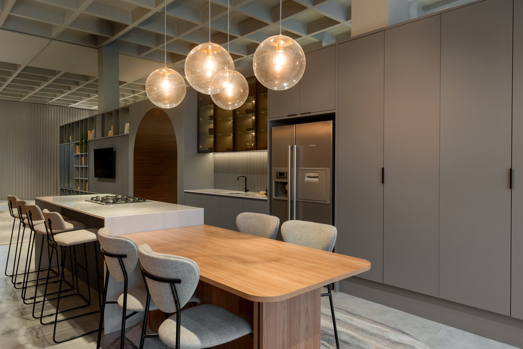 Cozinha integrada Italínea com ilha e mesa de jantar