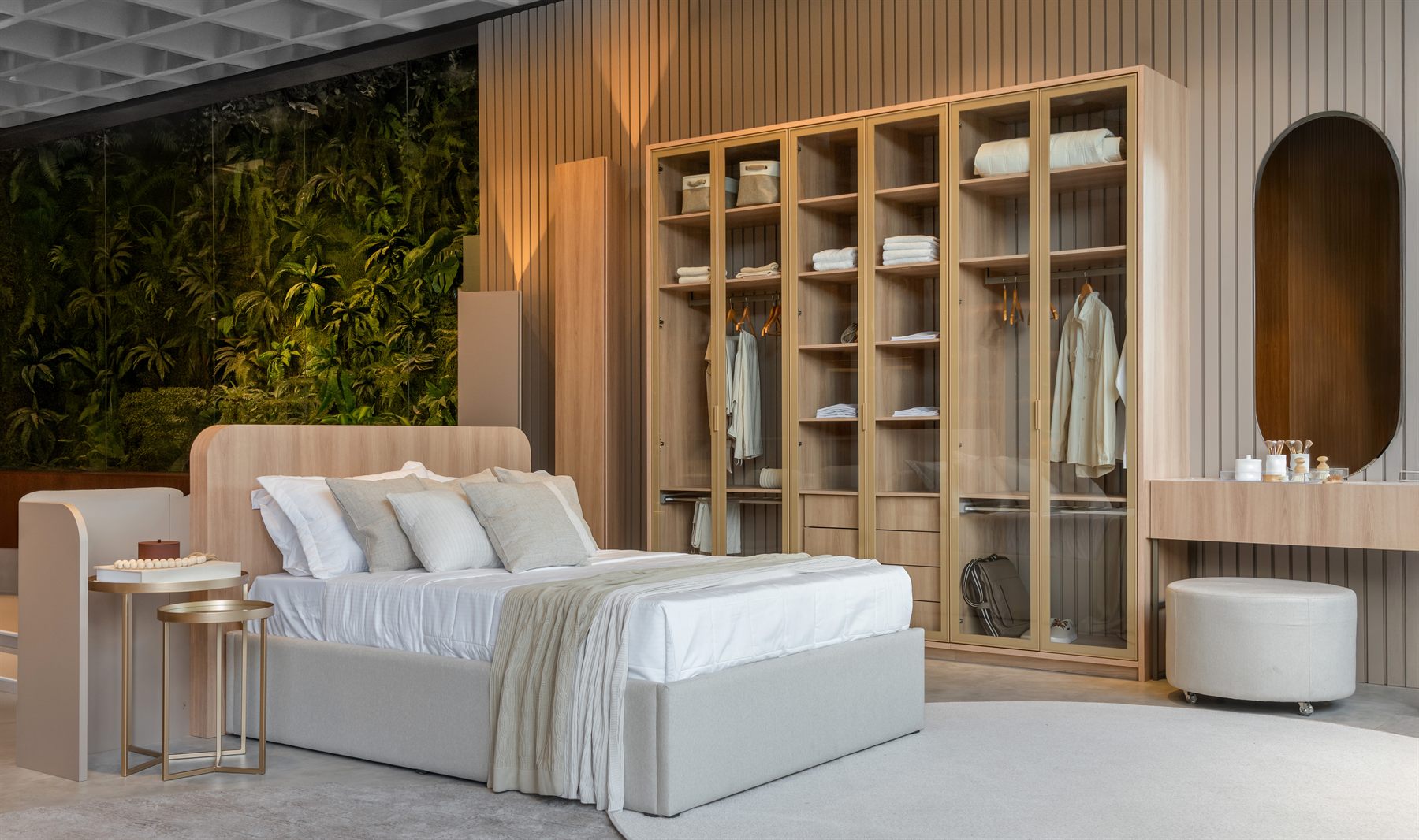 Dormitório Italínea com closet aberto e penteadeira