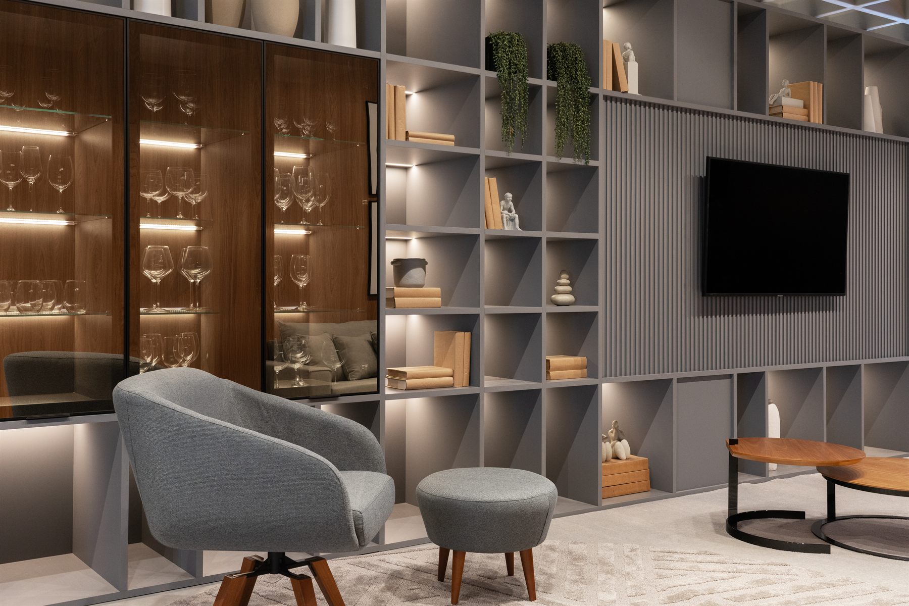 Sala de estar Italínea com painel planejado e cristaleira